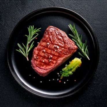 Cuisson Steak saignant Image générée par l'IA d'adobe Firefly