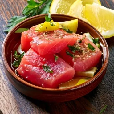 Quelle marinade pour du thon rouge. Image générée par l'IA d'adobe Firefly
