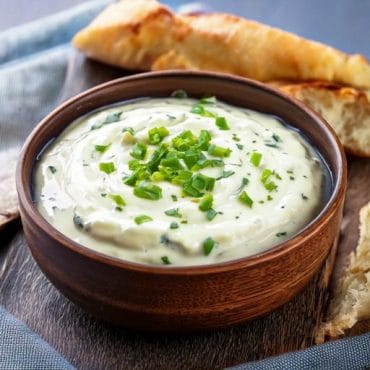 Sauce au fromage blanc pour salade. Image générée par l'IA d'adobe Firefly