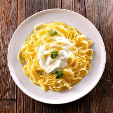 Sauce avec fromage blanc pour pâtes. Image générée avec l'IA D'adobe Firefly