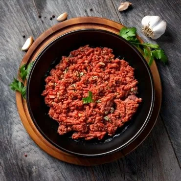 Cuisson Steak haché. Image générée avec l'IA d'adobe Firefly